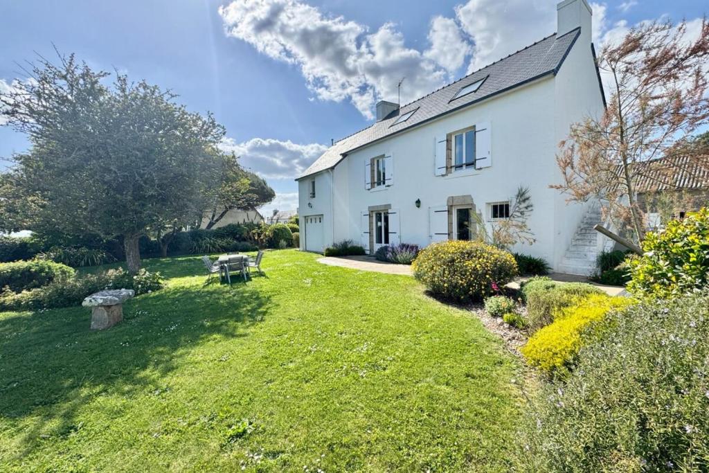Vonkajšia záhrada v ubytovaní Maison familiale vue mer douceur à Clohars