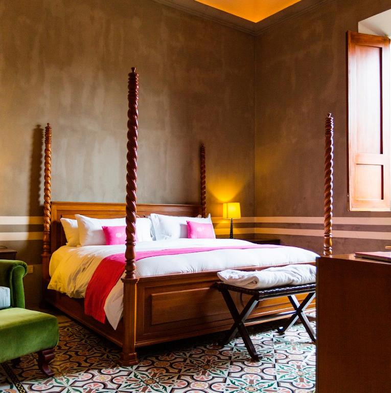 Postel nebo postele na pokoji v ubytování Rosas & Xocolate Boutique Hotel and Spa Merida, a Member of Design Hotels