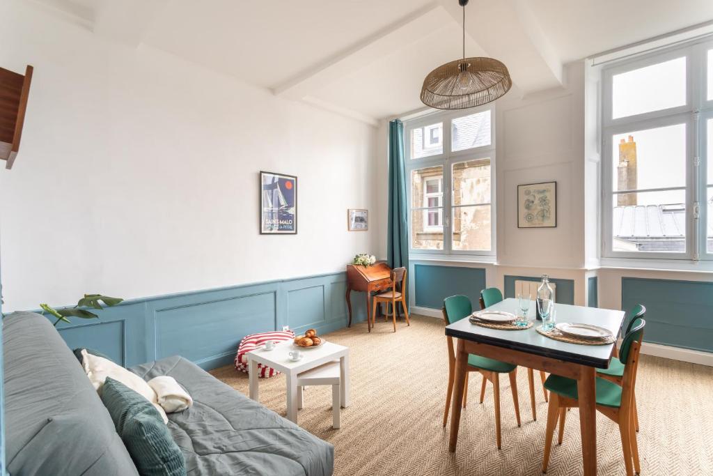 un salon avec un canapé et une table dans l'établissement L'Epervier - 200m de la plage, à Saint-Malo