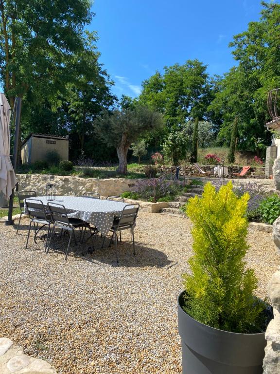 Vonkajšia záhrada v ubytovaní La Magnanerie en Provence