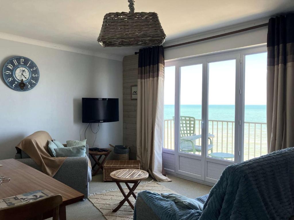 un salon avec vue sur l'océan dans l'établissement Lotus - Saint Hilaire de Riez, à Saint-Hilaire-de-Riez