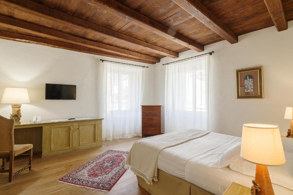 Postel nebo postele na pokoji v ubytování Palazzo Dragoni