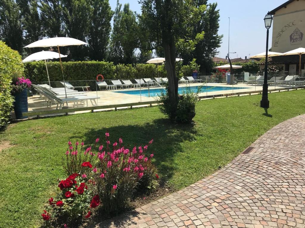 Bazén v ubytování Residence Prunali nebo v jeho okolí