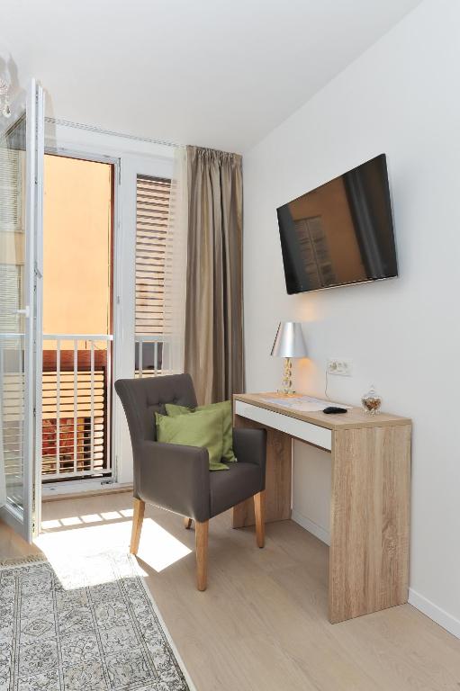 Televízia a/alebo spoločenská miestnosť v ubytovaní Luka Residence Apartments