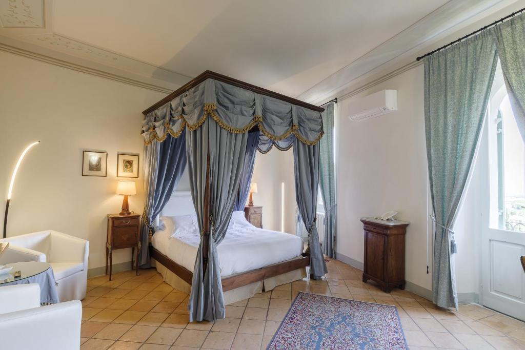 Postel nebo postele na pokoji v ubytování Palazzo Dragoni