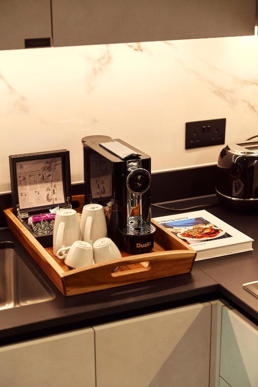 Een keuken of kitchenette bij The Fellows House Cambridge, Curio Collection By Hilton