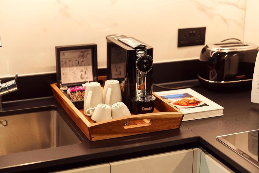 Een keuken of kitchenette bij The Fellows House Cambridge, Curio Collection By Hilton