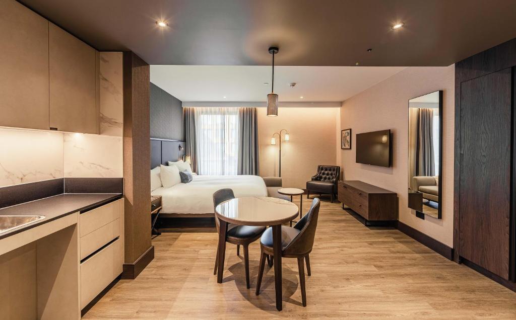 Een keuken of kitchenette bij The Fellows House Cambridge, Curio Collection By Hilton