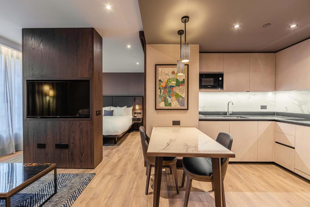 Een keuken of kitchenette bij The Fellows House Cambridge, Curio Collection By Hilton