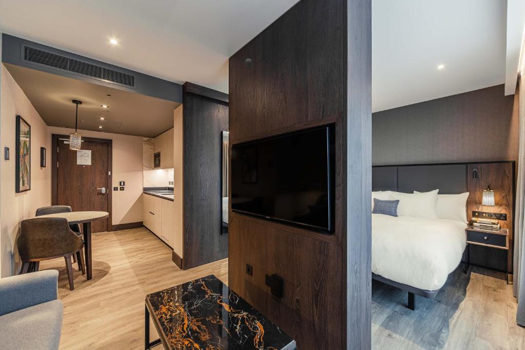 Een TV en/of entertainmentcenter bij The Fellows House Cambridge, Curio Collection By Hilton
