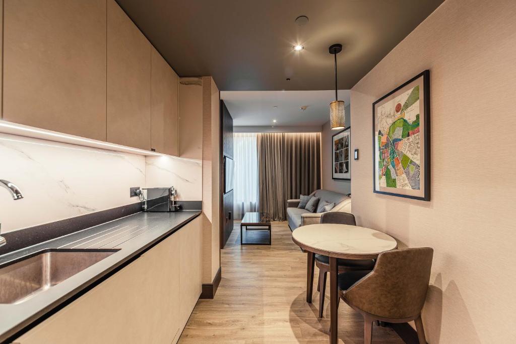 Een keuken of kitchenette bij The Fellows House Cambridge, Curio Collection By Hilton
