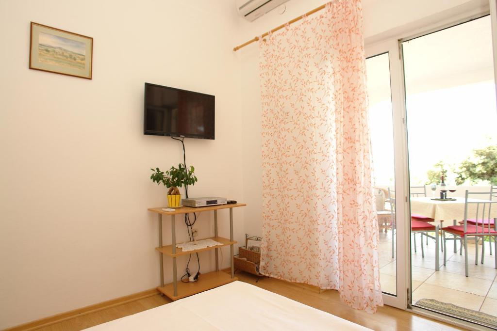 TV a/nebo společenská místnost v ubytování Apartments Dvorski