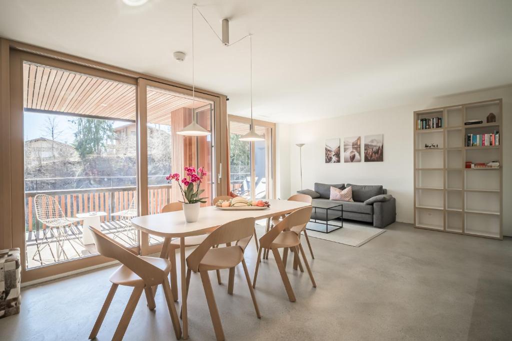 a living room with a table and chairs and a couch at Edelweiss Ferienwohnung, Stenna Sulegliada in Flims