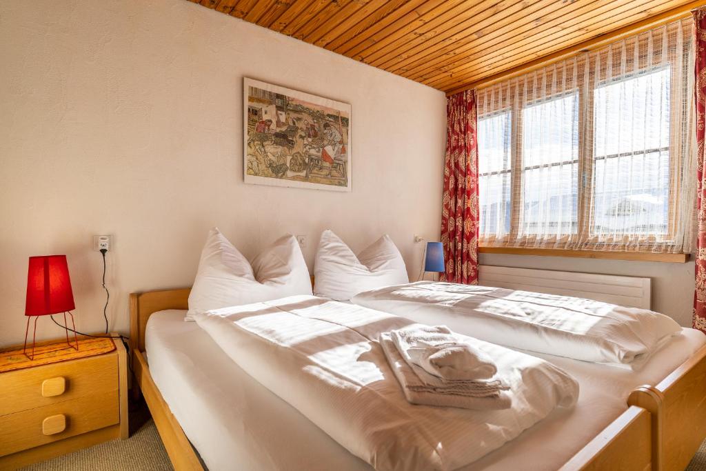 Postel nebo postele na pokoji v ubytování Edelweiss Darblauna Sut