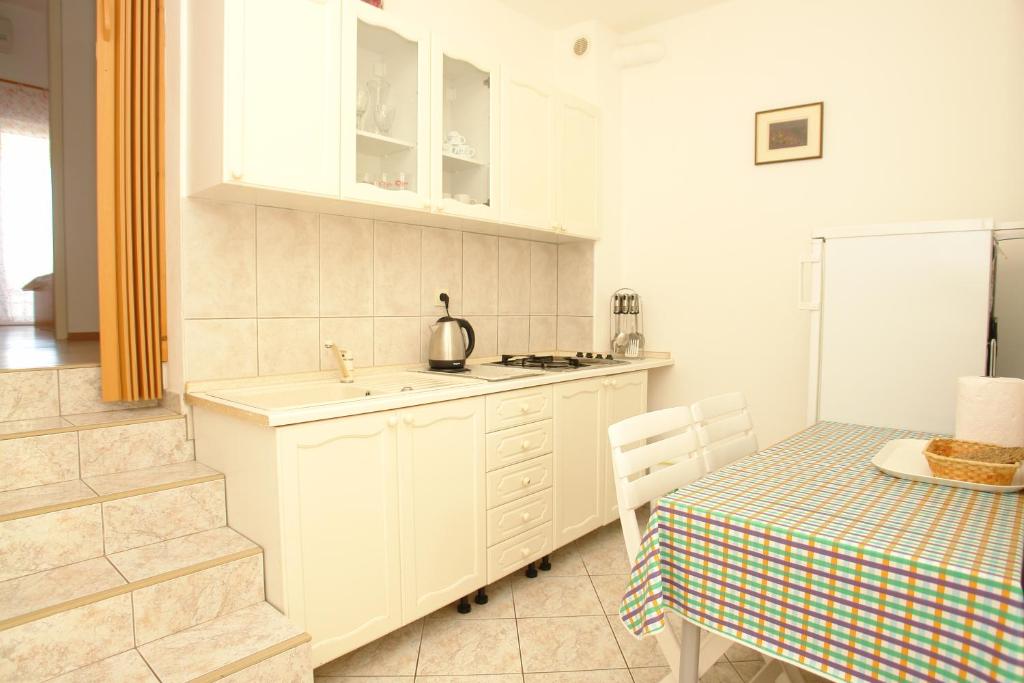 Kuchyň nebo kuchyňský kout v ubytování Apartments Dvorski