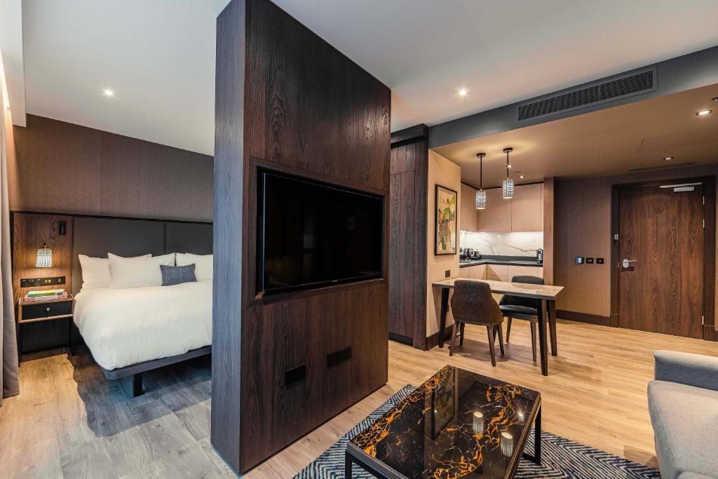 Een keuken of kitchenette bij The Fellows House Cambridge, Curio Collection By Hilton