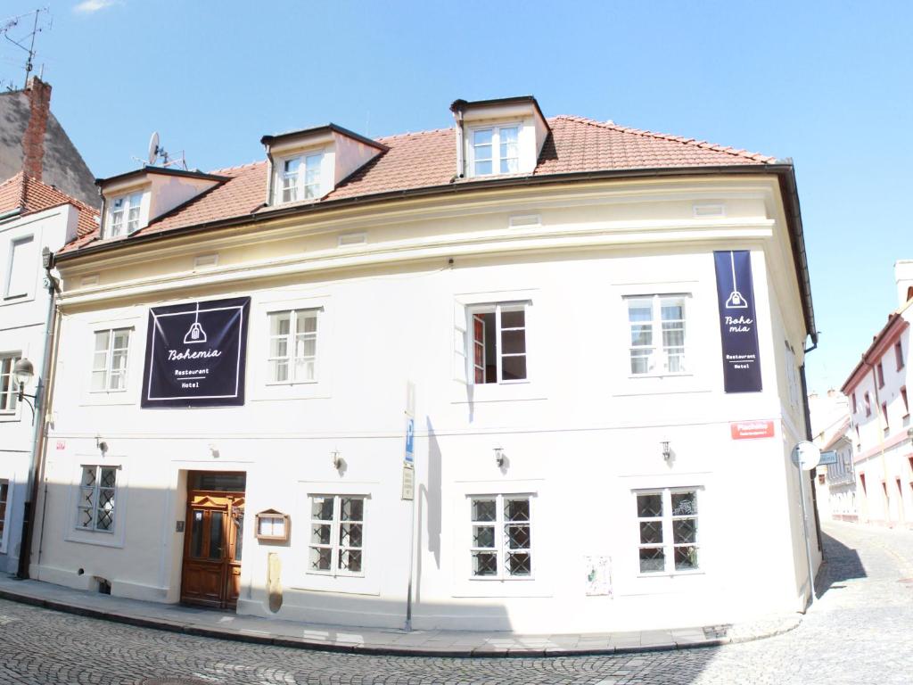 un bâtiment blanc sur le côté d'une rue dans l'établissement Penzion Bohemia, à České Budějovice