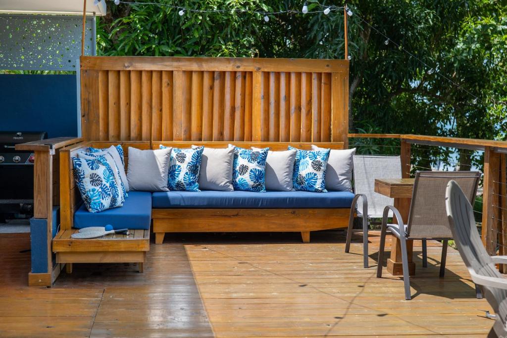 Posezení v ubytování Coastal Oceanfront Hideaway w 3BR & Private Deck
