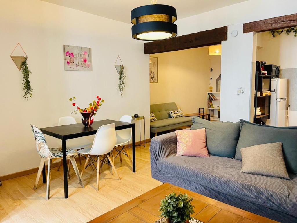 un salon avec un canapé et une table dans l'établissement Le Noeud de Bois, à Orléans