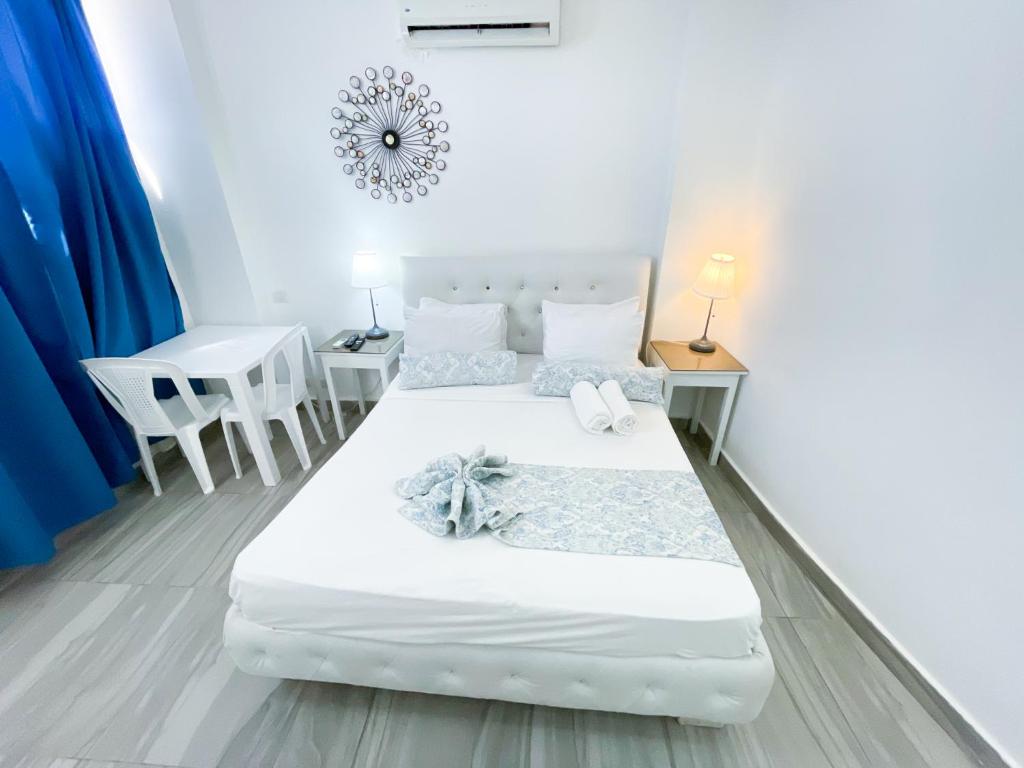 Postel nebo postele na pokoji v ubytování STUDIOS and SUITES Ducassi ROOFTOP POOL HOTEL - BEACH CLUB & SPA