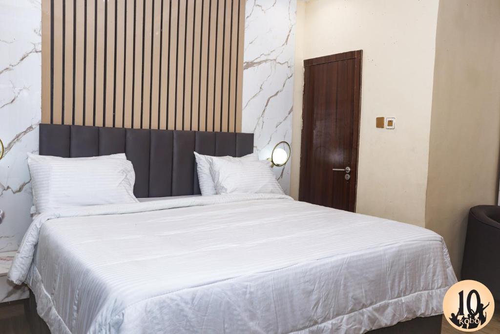 Postel nebo postele na pokoji v ubytování 10 Kobo Hotel & Suites