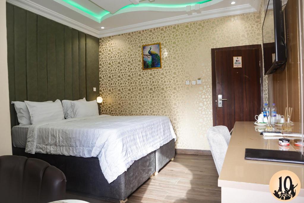 Postel nebo postele na pokoji v ubytování 10 Kobo Hotel & Suites