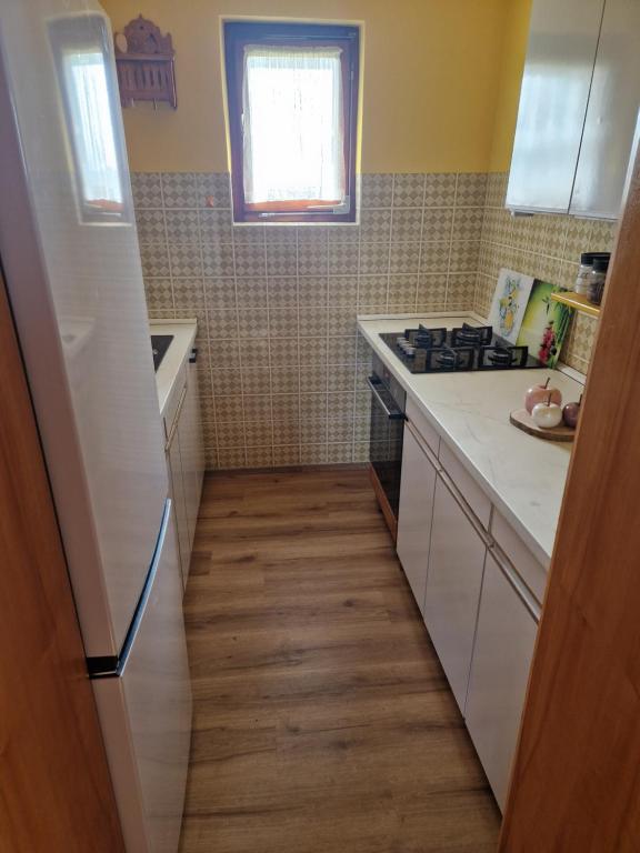 Kuchyň nebo kuchyňský kout v ubytování Vineyard Cottage with Private Jacuzzi