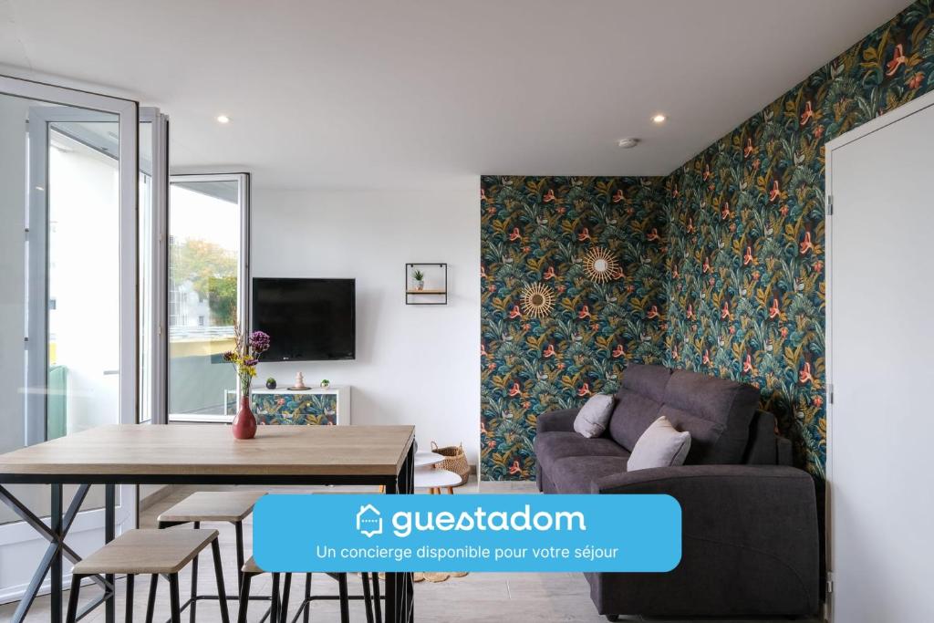 un salon avec un canapé et une table dans l'établissement Le Penhoët -Proche Gare St Nazaire, à Saint-Nazaire