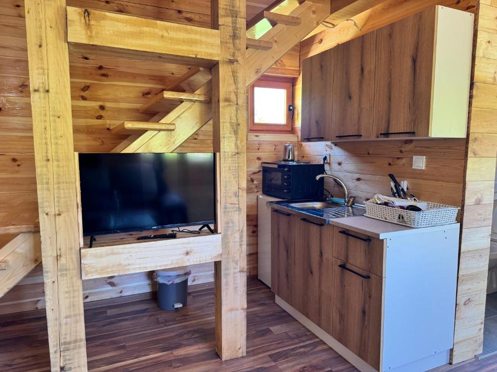 Kuchyň nebo kuchyňský kout v ubytování Household Ušćumlić - Oaza mira