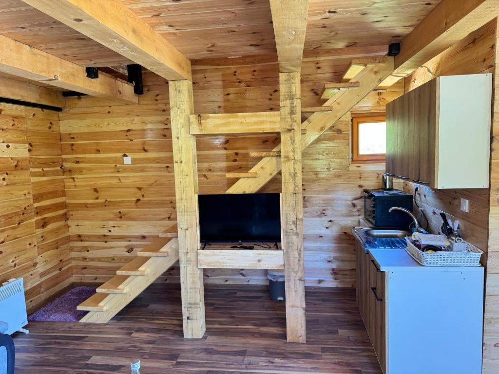Kuchyň nebo kuchyňský kout v ubytování Household Ušćumlić - Oaza mira