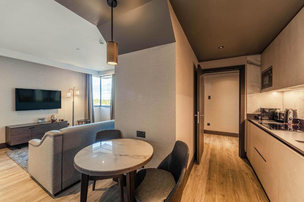 Een keuken of kitchenette bij The Fellows House Cambridge, Curio Collection By Hilton