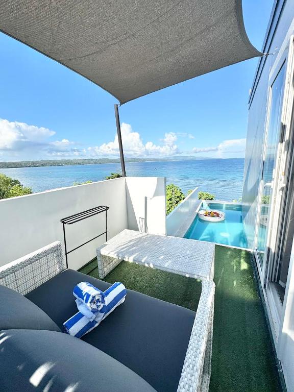 Bazén v ubytování Epic Suites Bohol ADULTS ONLY nebo v jeho okolí