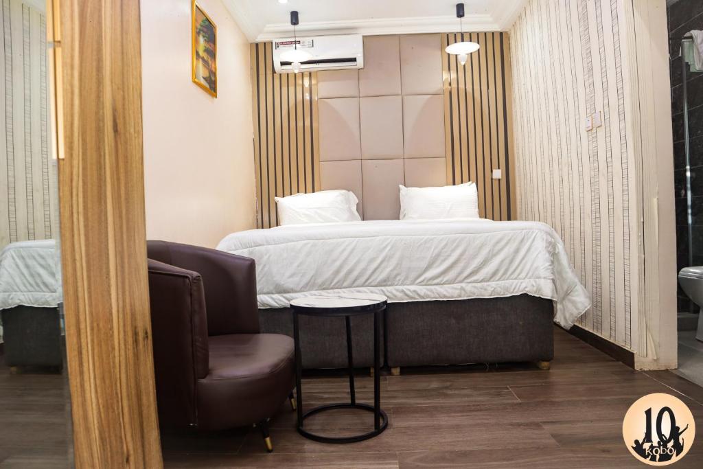 Postel nebo postele na pokoji v ubytování 10 Kobo Hotel & Suites