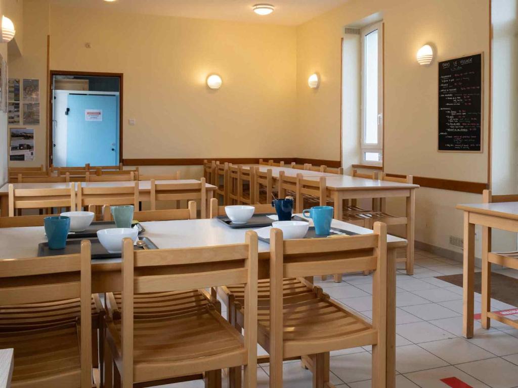 Reštaurácia alebo iné gastronomické zariadenie v ubytovaní Auberge de Jeunesse HI Genêts
