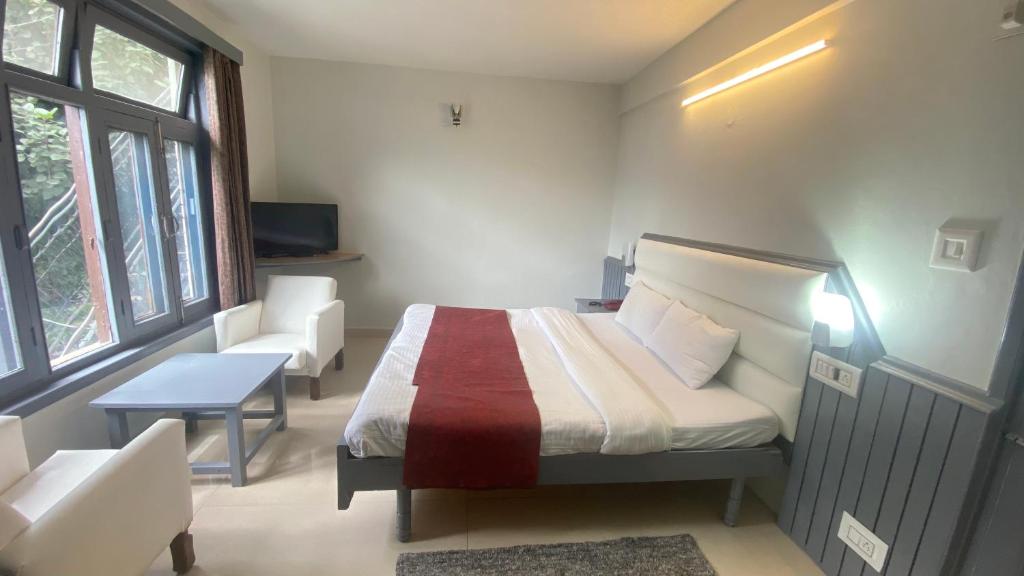 Postel nebo postele na pokoji v ubytování Hotel Ocean & Meadows Open Terrace ! Mall Road Hotel !