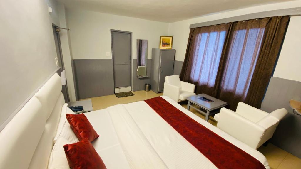 Postel nebo postele na pokoji v ubytování Hotel Ocean & Meadows Open Terrace ! Mall Road Hotel !