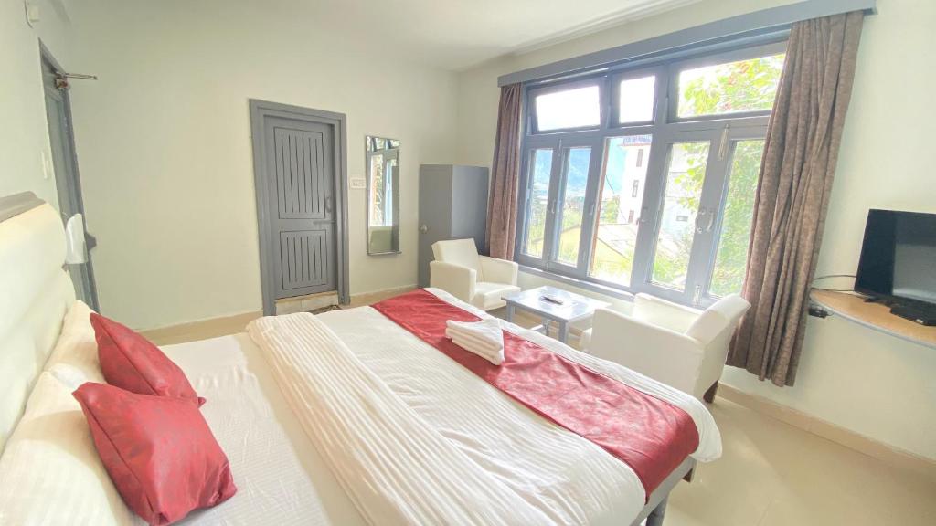 Postel nebo postele na pokoji v ubytování Hotel Ocean & Meadows Open Terrace ! Mall Road Hotel !
