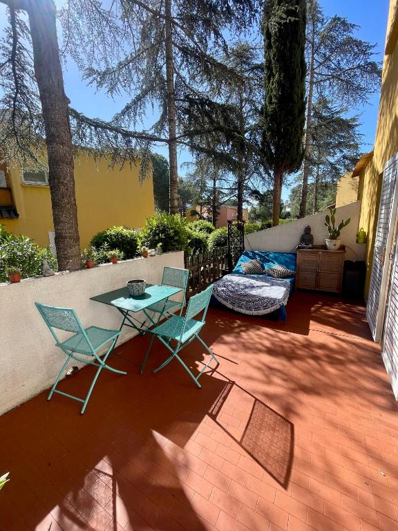 un patio avec deux chaises, une table et un canapé dans l'établissement Charmant 2 pièces très bien situé, au Cap d'Agde