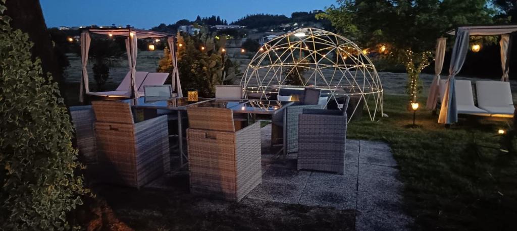 Giardino di Country Chic Antico Casale - piscina idromassaggio lettini, solarium, cinema experience, wifi, parcheggio