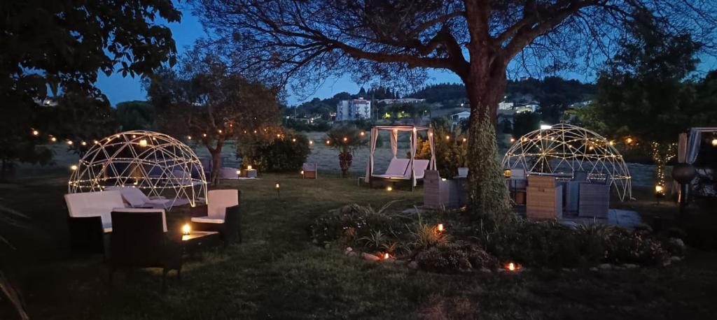 Giardino di Country Chic Antico Casale - piscina idromassaggio lettini, solarium, cinema experience, wifi, parcheggio
