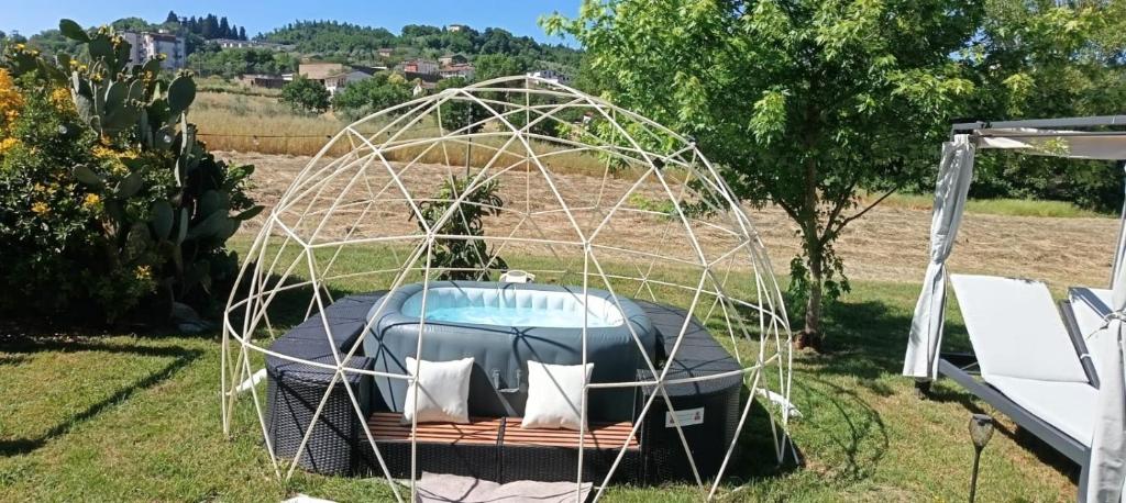 Giardino di Country Chic Antico Casale - piscina idromassaggio lettini, solarium, cinema experience, wifi, parcheggio