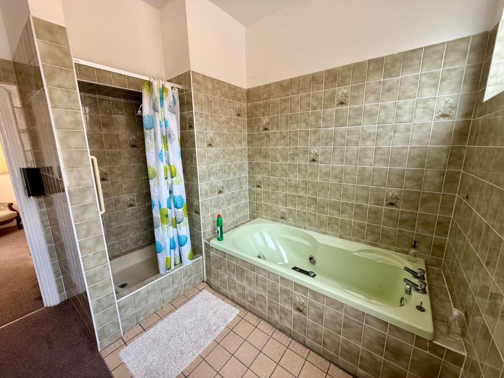Next to hyland hotel Family rooms with attached bathroom - Resim 3