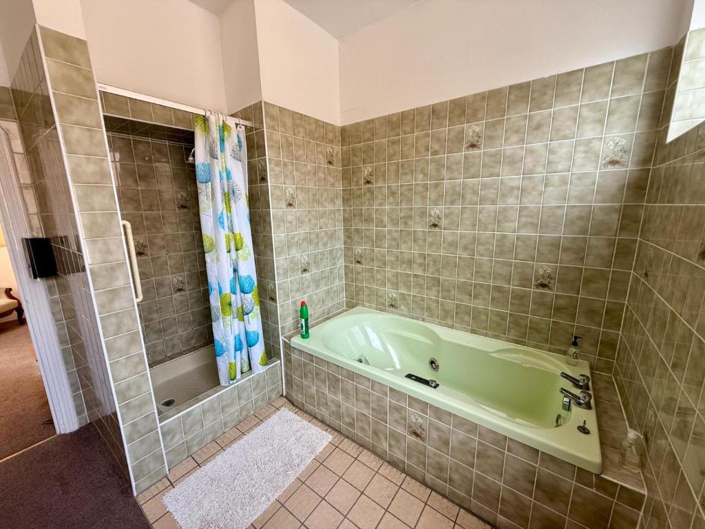 Next to hyland hotel Family rooms with attached bathroom - Resim 5