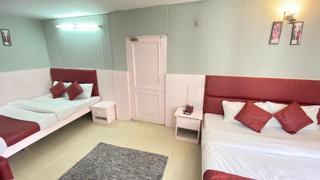 Postel nebo postele na pokoji v ubytování Hotel Ocean & Meadows Open Terrace ! Mall Road Hotel !