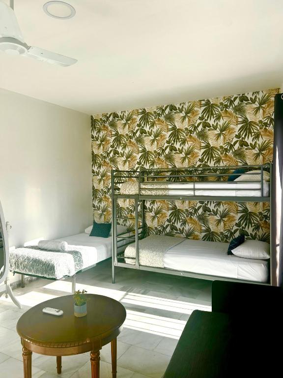 Posteľ alebo postele v izbe v ubytovaní Málaga Centro Hostel