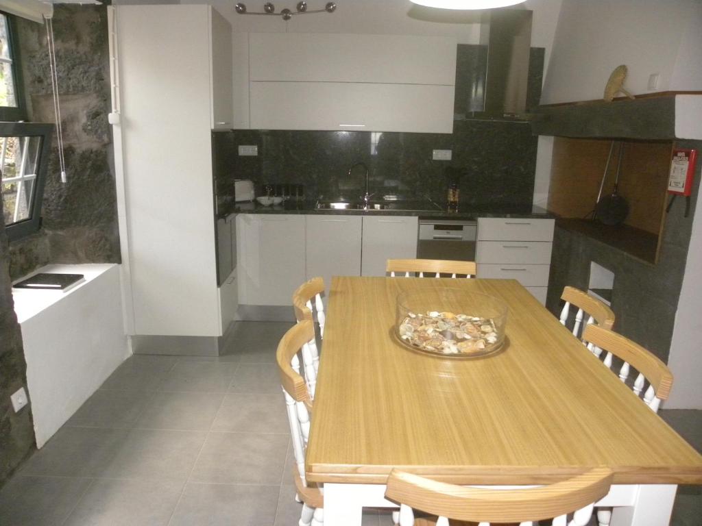 Kuchyň nebo kuchyňský kout v ubytování Casa Alto da Ladeira