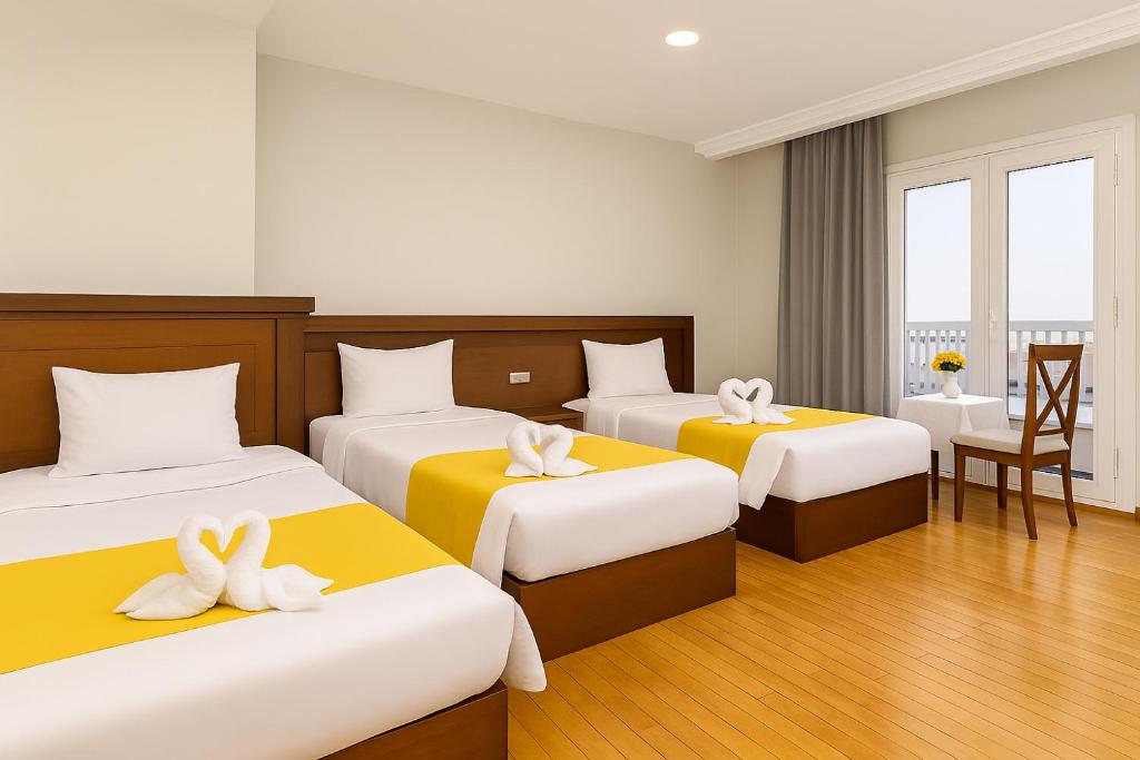 Postel nebo postele na pokoji v ubytování Miramar Evergreen Hotel