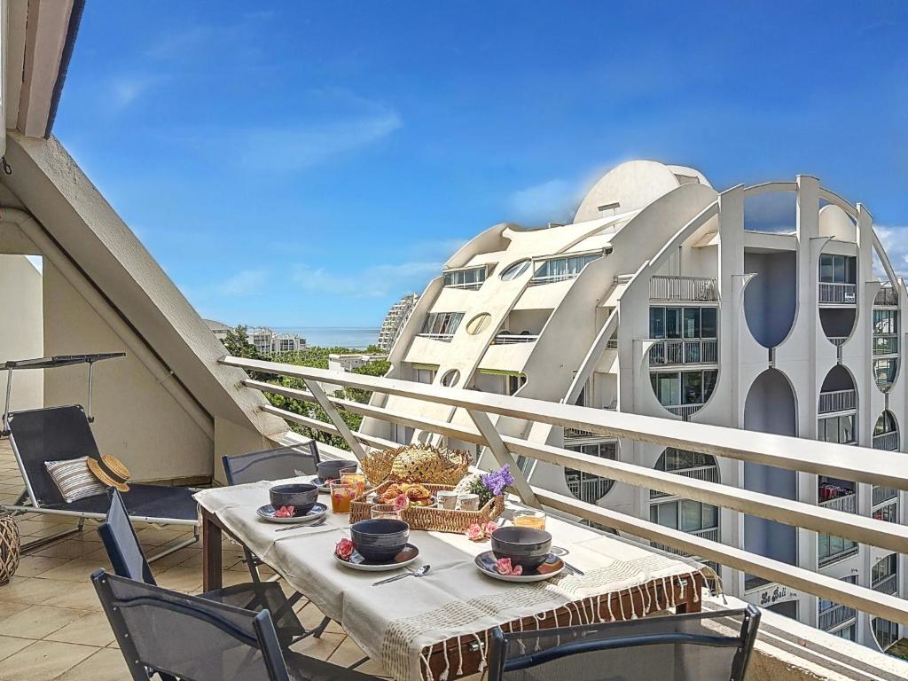 - un balcon avec une table et des chaises dans l'établissement Apartment Les Marquises-2 by Interhome, à La Grande Motte