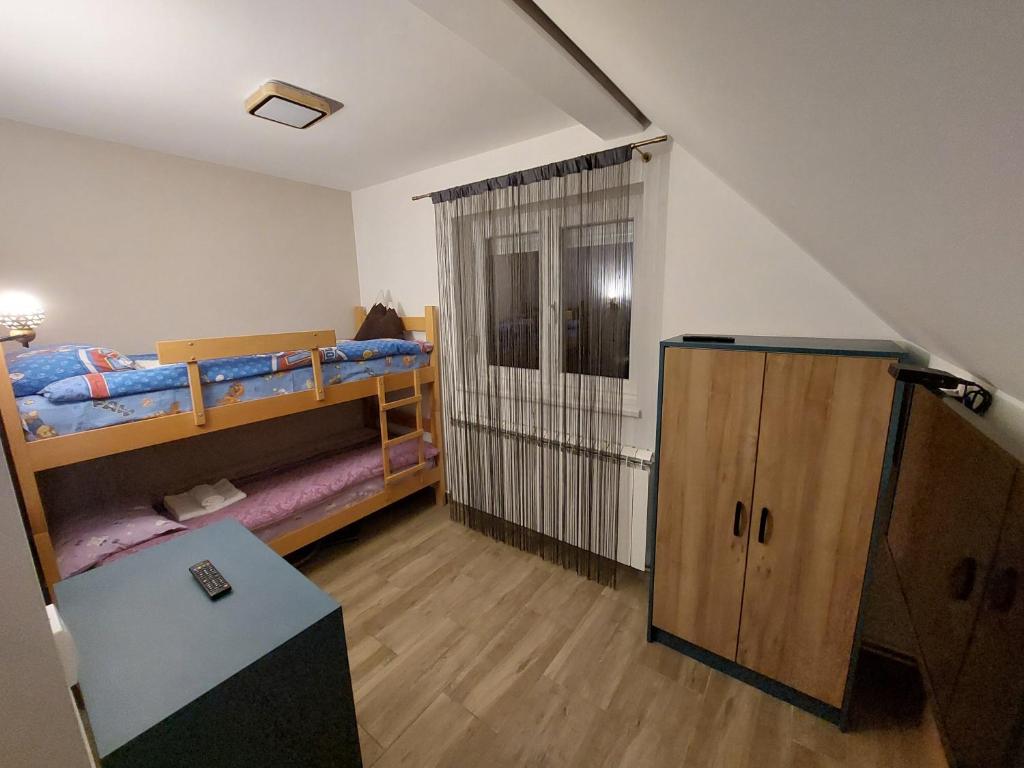 A bed or beds in a room at Apartman Šapat bora