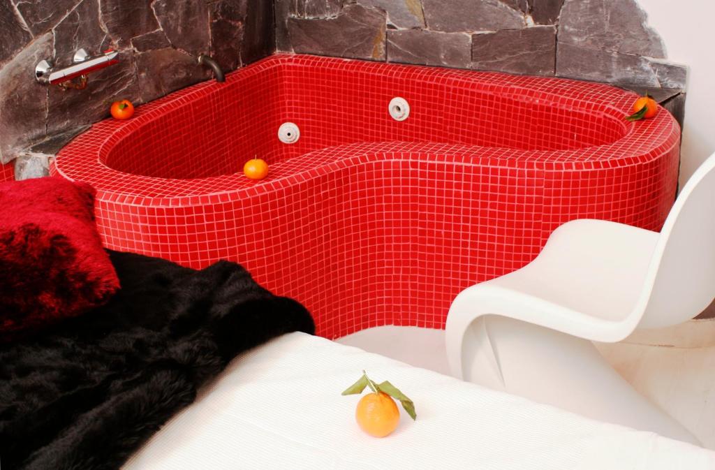 una red roja con naranjas junto a una silla en Hostal Santo Domingo, en Madrid